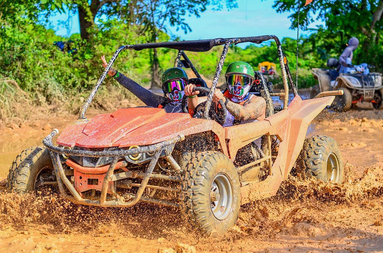 Viajeros en un buggy cruzando barro en Punta Cana